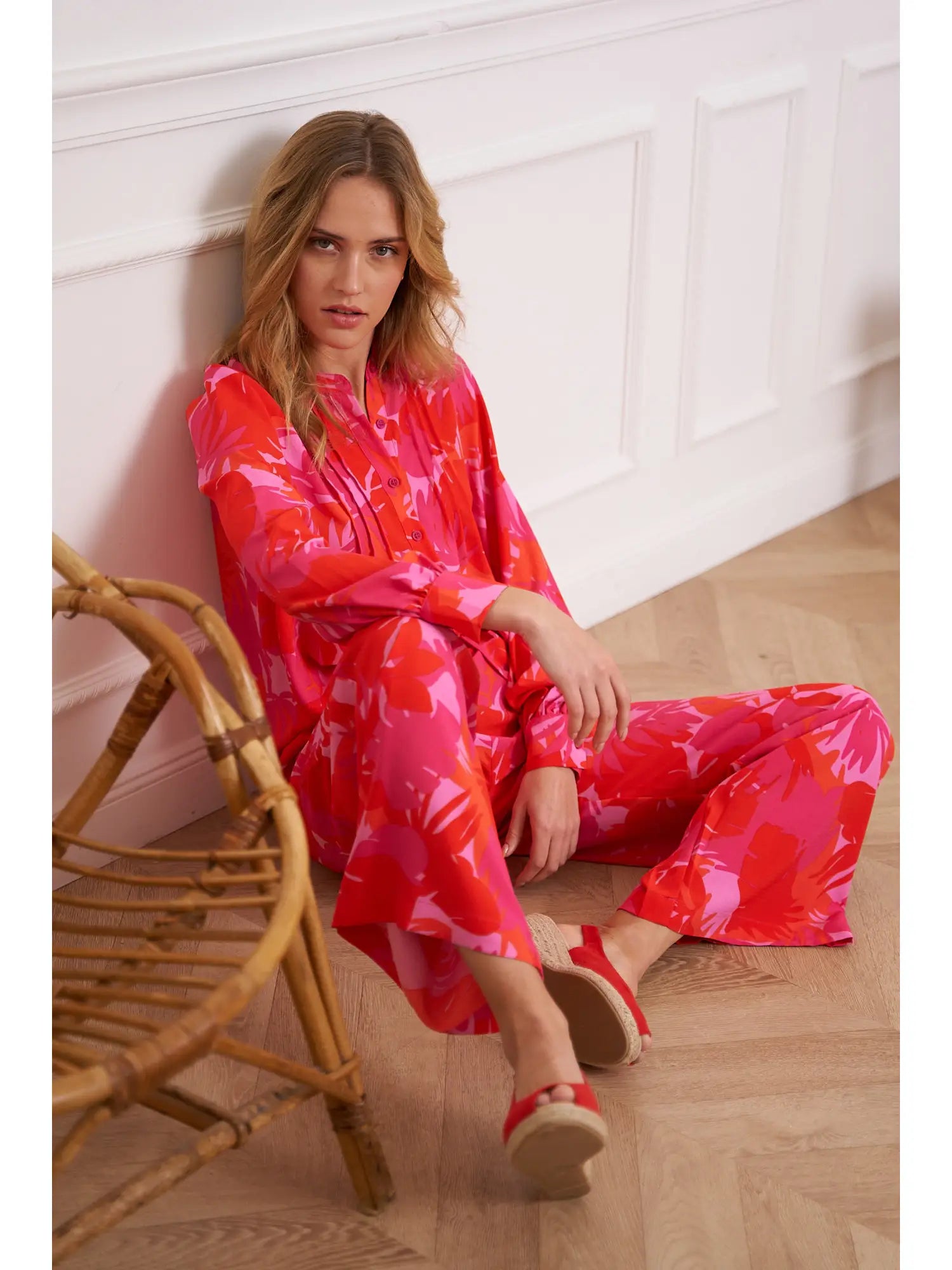 Resort Collection. Coral and fuchsia palm print blouse and pant set.t